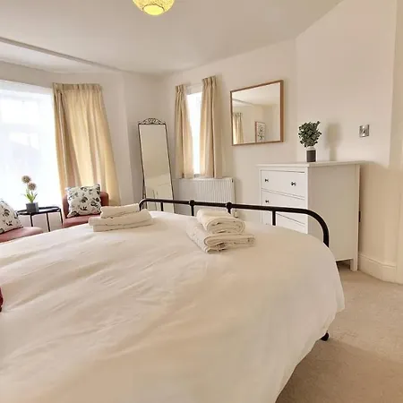 Alba House 3 Bed House With Parking *