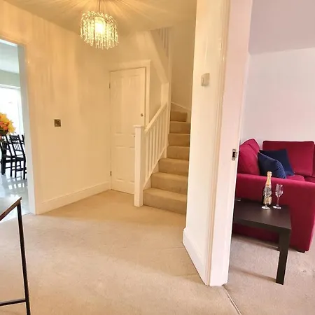 Alba House 3 Bed House With Parking *
