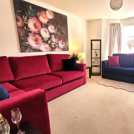 Alba House 3 Bed House With Parking *