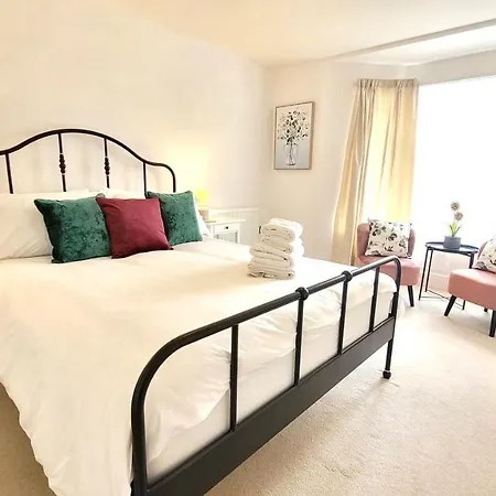 Alba House 3 Bed House With Parking *